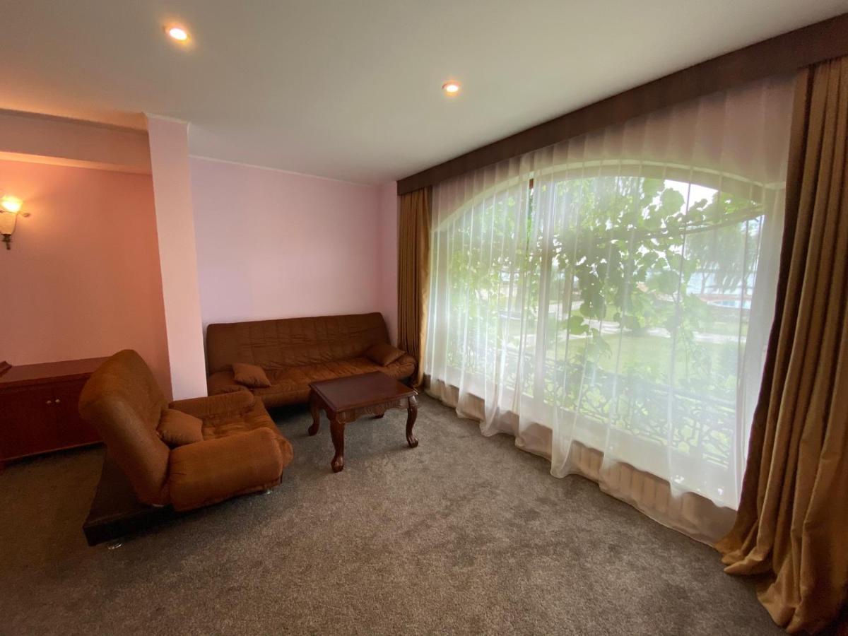 Morelux Boutique Hotel Kapchagay Buitenkant foto